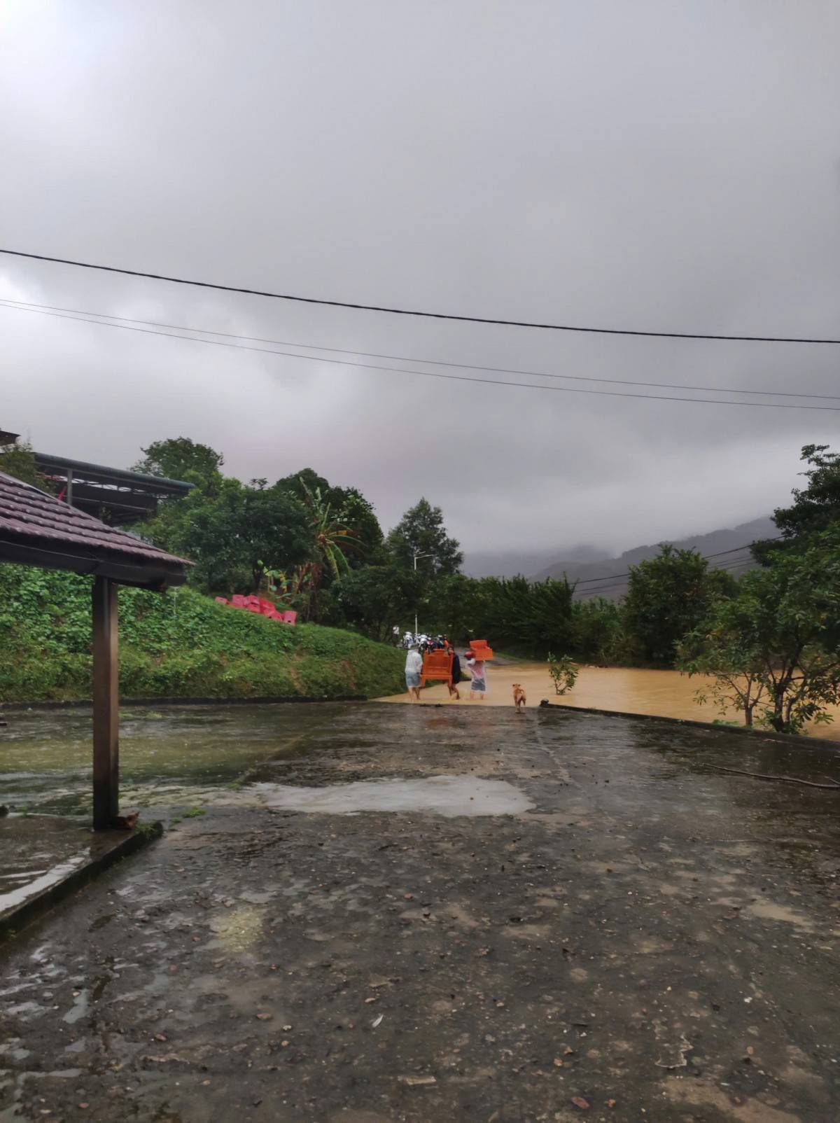 Quảng Trị: Lũ lên nhanh ở Đakrông, nhiều tuyến giao thông bị chia cắt, sạt lở