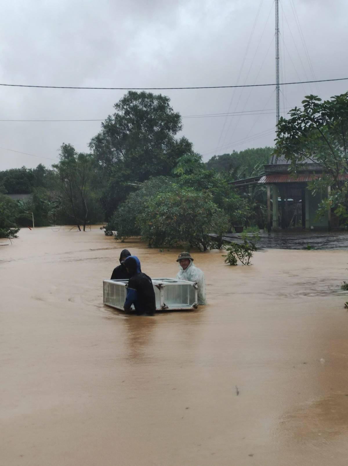 Quảng Trị: Lũ lên nhanh ở Đakrông, nhiều tuyến giao thông bị chia cắt, sạt lở