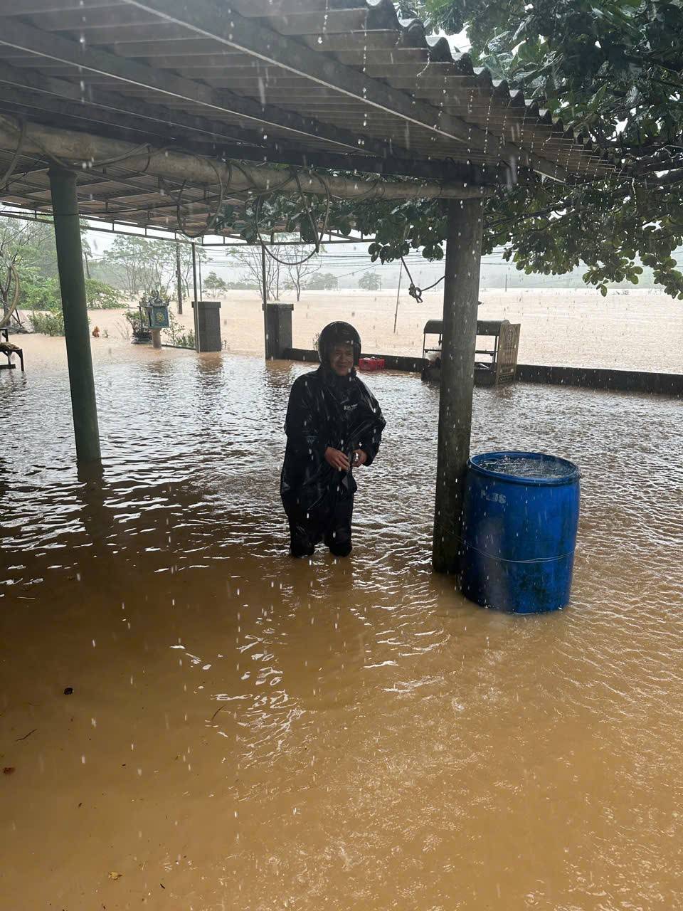 Quảng Trị: Lũ lên nhanh ở Đakrông, nhiều tuyến giao thông bị chia cắt, sạt lở