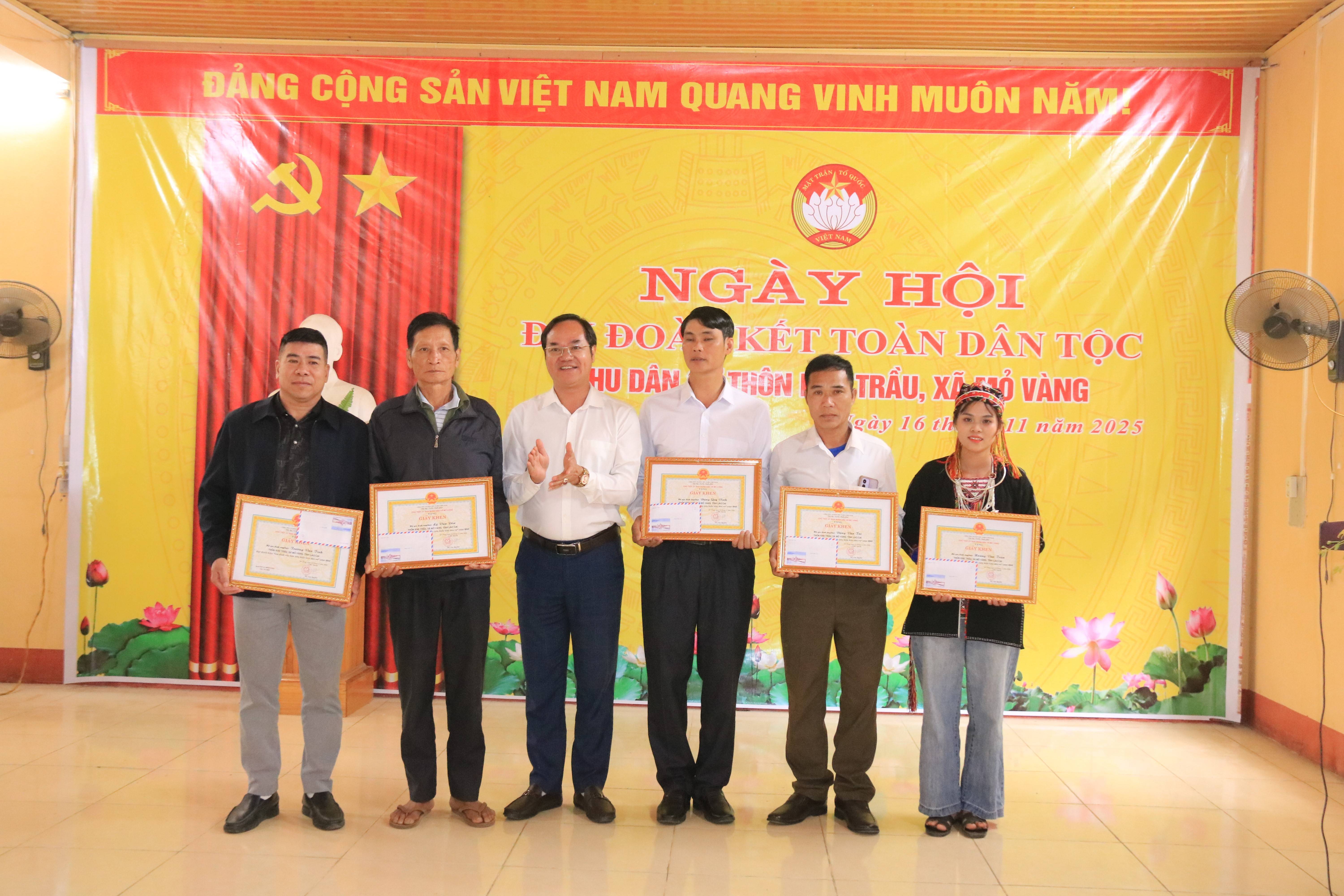 Lãnh đạo xã Mỏ Vàng tặng quà cho 5 hộ tiêu biểu của thôn Khe Trầu.