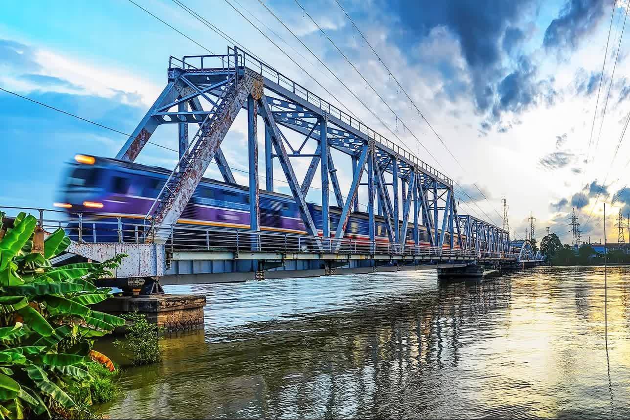 Đoàn tàu trong bão lũ: Khi đường sắt không chỉ là mạng lưới giao thông, mà là "hành lang nhân đạo"