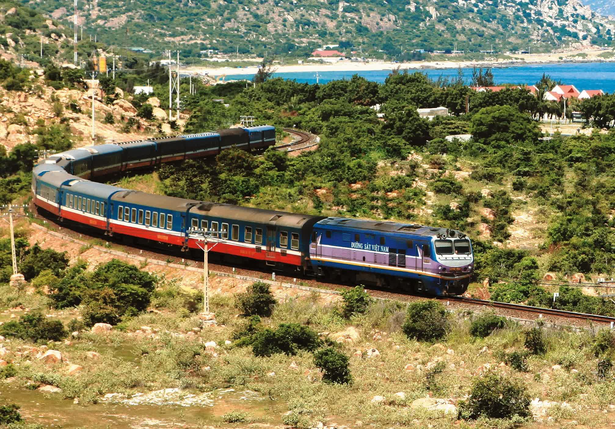 Đoàn tàu trong bão lũ: Khi đường sắt không chỉ là mạng lưới giao thông, mà là 