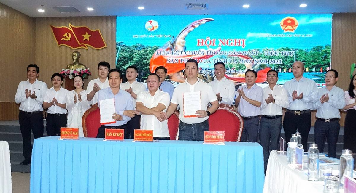 Các doanh nghiệp ký kết tại hội nghị. (Ảnh: Uyển Nhi)