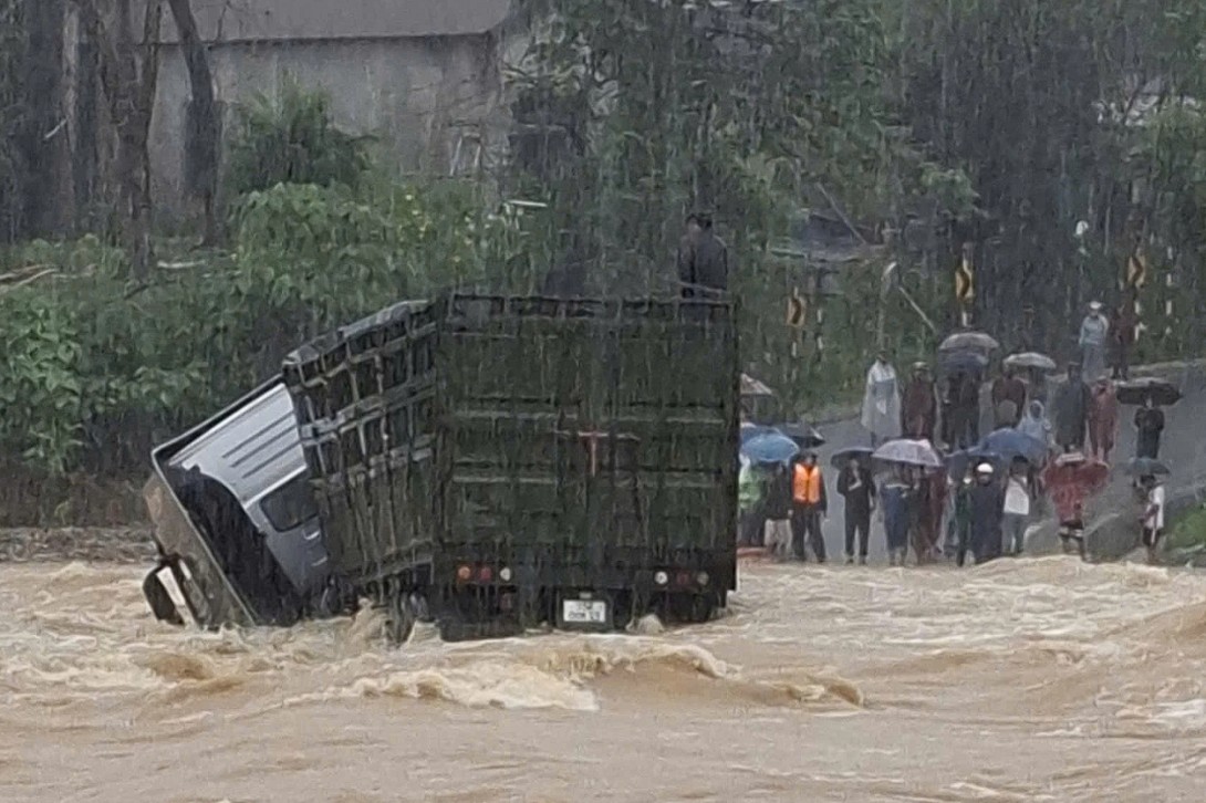 Mưa lớn tại Quảng Trị: Nhiều hộ dân phải sơ tán do sạt lở, một tài xế container bị cuốn trôi