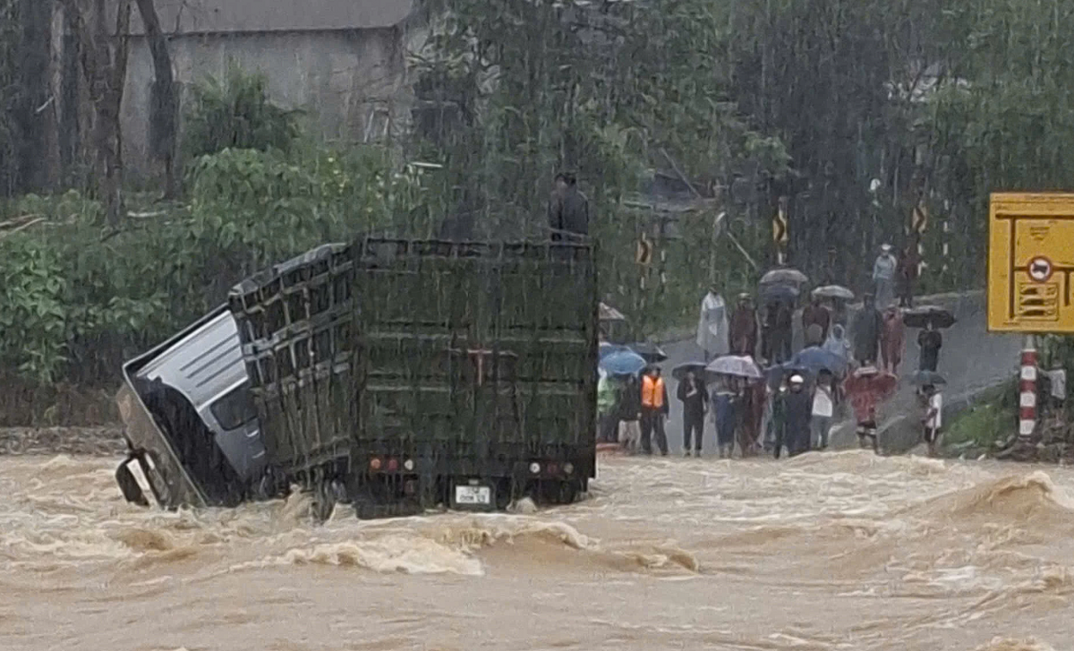 Mưa lớn tại Quảng Trị: Nhiều hộ dân phải sơ tán do sạt lở, một tài xế container bị cuốn trôi