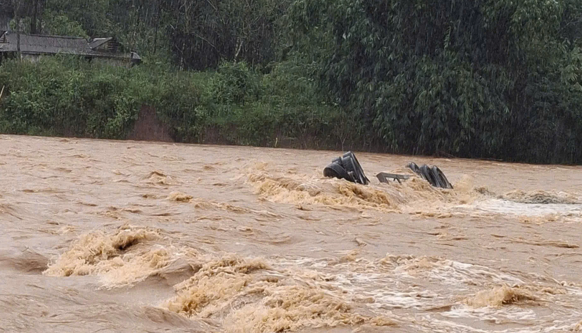 Mưa lớn tại Quảng Trị: Nhiều hộ dân phải sơ tán do sạt lở, một tài xế container bị cuốn trôi
