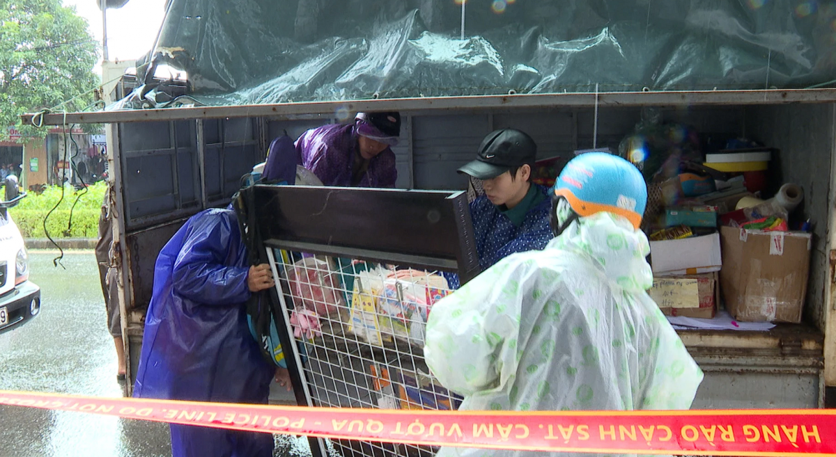 Mưa lớn tại Quảng Trị: Nhiều hộ dân phải sơ tán do sạt lở, một tài xế container bị cuốn trôi