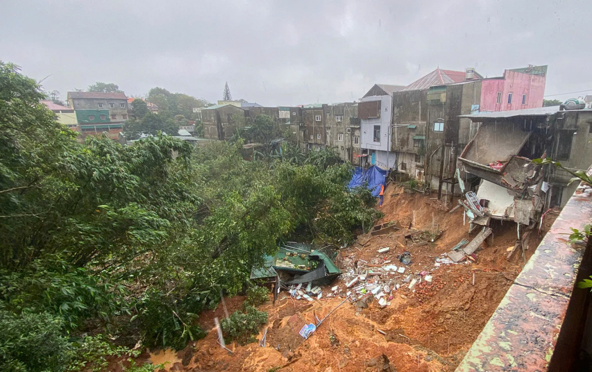 Mưa lớn tại Quảng Trị: Nhiều hộ dân phải sơ tán do sạt lở, một tài xế container bị cuốn trôi