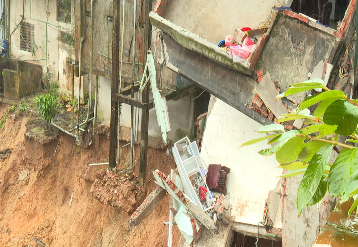 Mưa lớn tại Quảng Trị: Nhiều hộ dân phải sơ tán do sạt lở, một tài xế container bị cuốn trôi