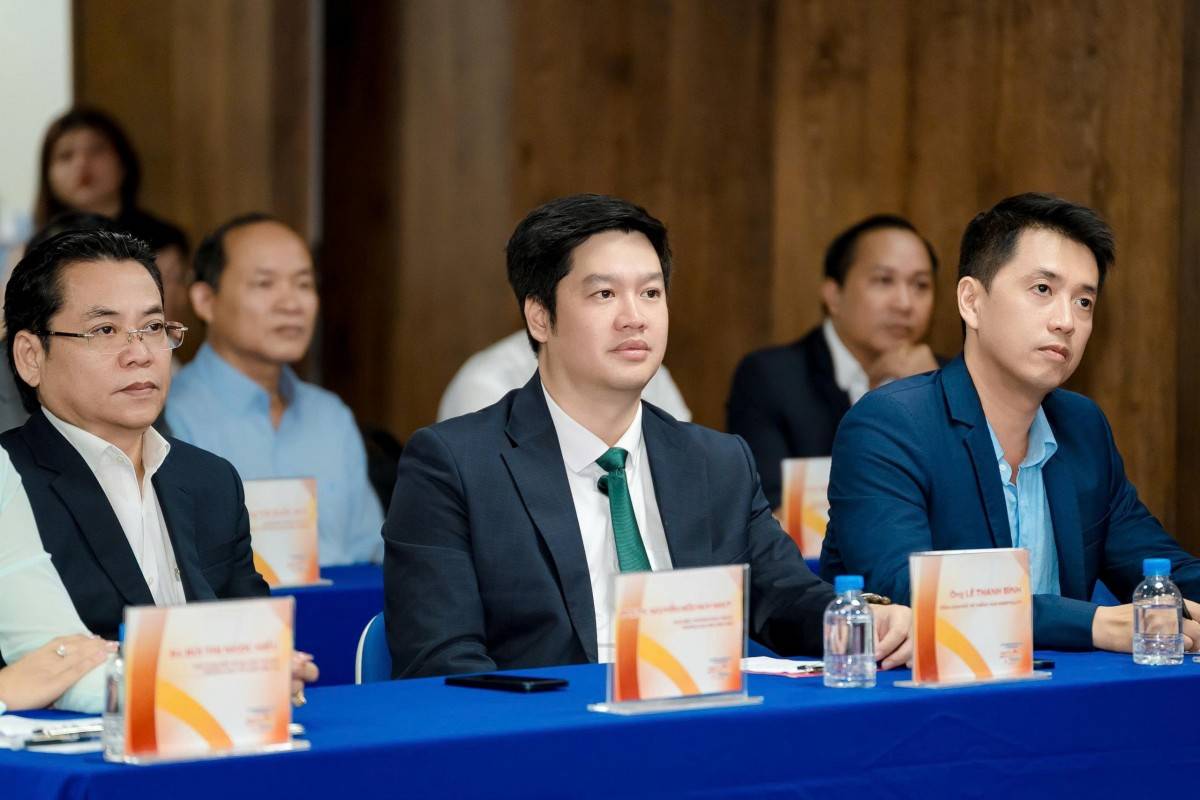  ông Lê Thanh Bình - Tổng Giám đốc Vias Hospitality (người ngồi giữa)