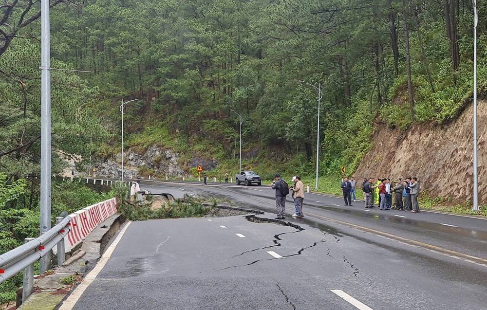 Lâm Đồng: Phân luồng giao thông qua đèo Prenn và quốc lộ 27C để khắc phục sự cố sạt lở