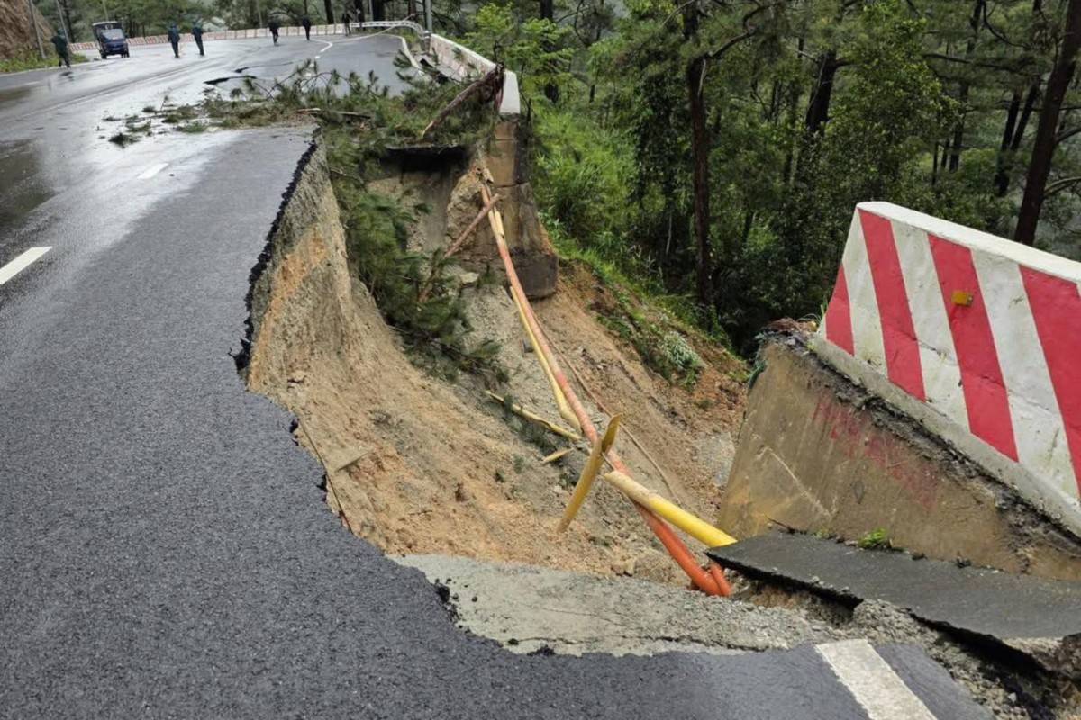 Lâm Đồng: Phân luồng giao thông qua đèo Prenn và quốc lộ 27C để khắc phục sự cố sạt lở