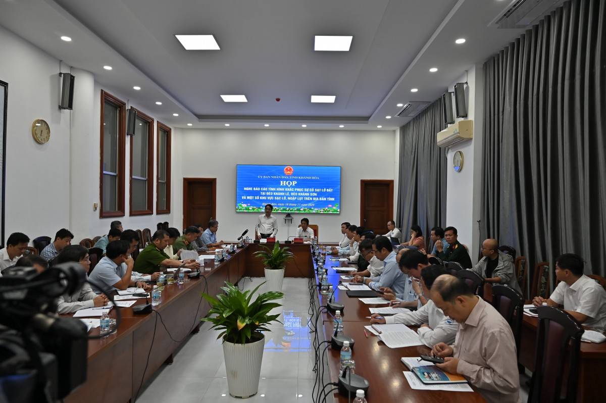 Bí thư Tỉnh ủy Nghiêm Xuân Thành chủ trì họp khẩn cấp, chỉ đạo quyết liệt ứng phó mưa lũ báo động trên địa bàn Khánh Hòa