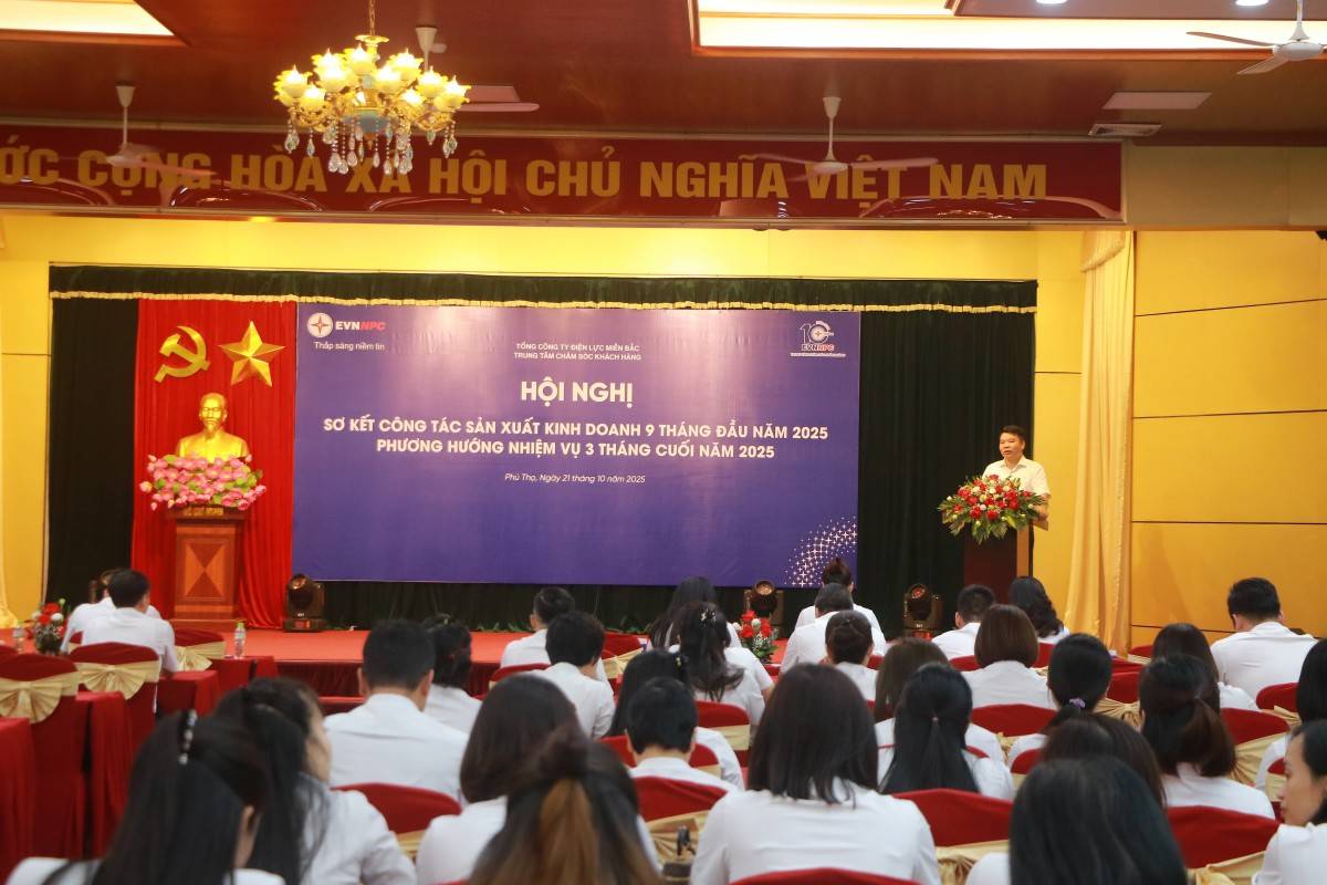 Trung tâm Chăm sóc khách hàng EVNNPC sơ kết 9 tháng: Quyết liệt “tăng tốc” về đích