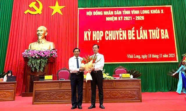 Bí thư Tỉnh ủy Vĩnh Long Trần Văn Lâu tặng hoa chúc mừng tân Chủ tịch UBND tỉnh Trần Trí Quang