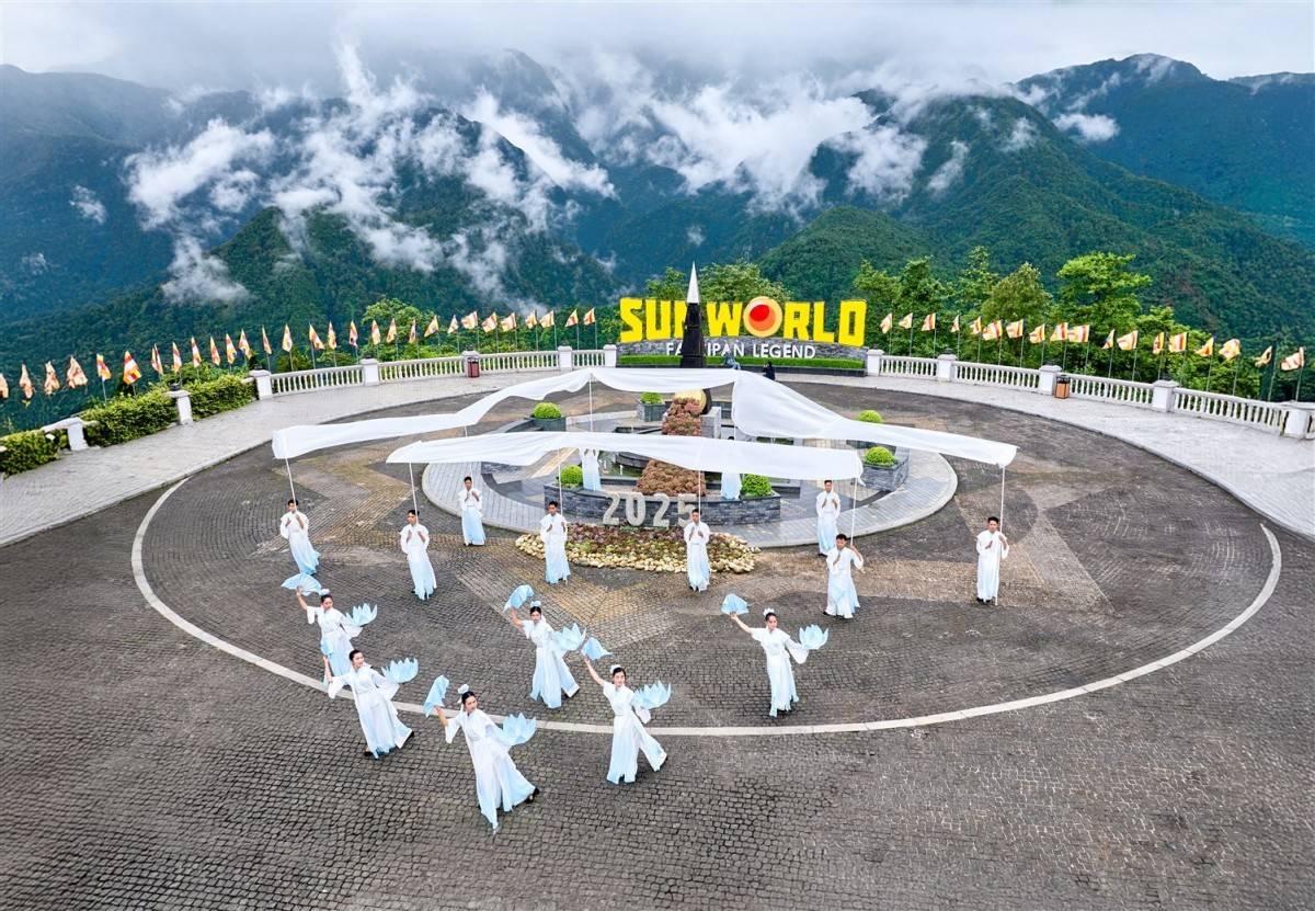 Thưởng thức Show nghệ thuật “Đỉnh thiêng du ký” giữa mây trời đỉnh Fansipan