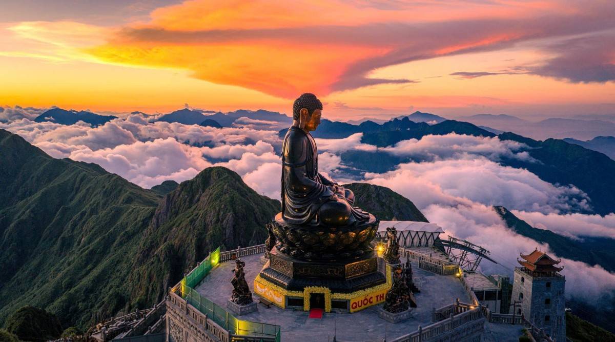 Tượng Phật A Di Đà linh thiêng giữa biển mây