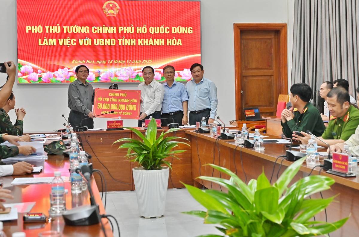 Phó Thủ tướng Hồ Quốc Dũng trao hỗ trợ khẩn cấp 50 tỷ đồng của Chính phủ cho tỉnh Khánh Hòa để khắc phục thiệt hại do mưa lũ gây ra.