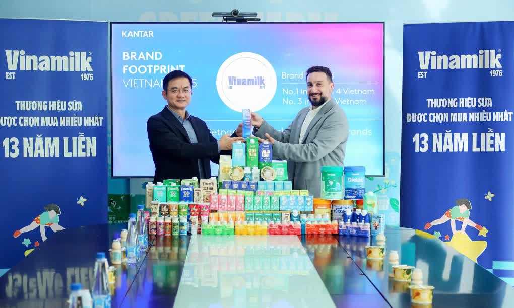 Ông Nguyễn Quang Trí (bên trái) đại diện Vinamilk nhận danh hiệu Thương hiệu sữa được chọn mua nhiều nhất năm thứ 13 liên tiếp. Ảnh: Nguyên Phương
