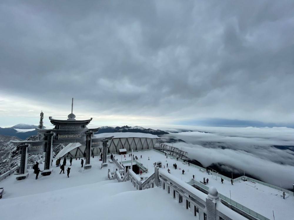 Mùa đông mang theo cả tuyết điều hiếm hoi nhưng đủ để Sa Pa trở thành nét chấm phá đặc biệt trên bản đồ du lịch Việt Nam.