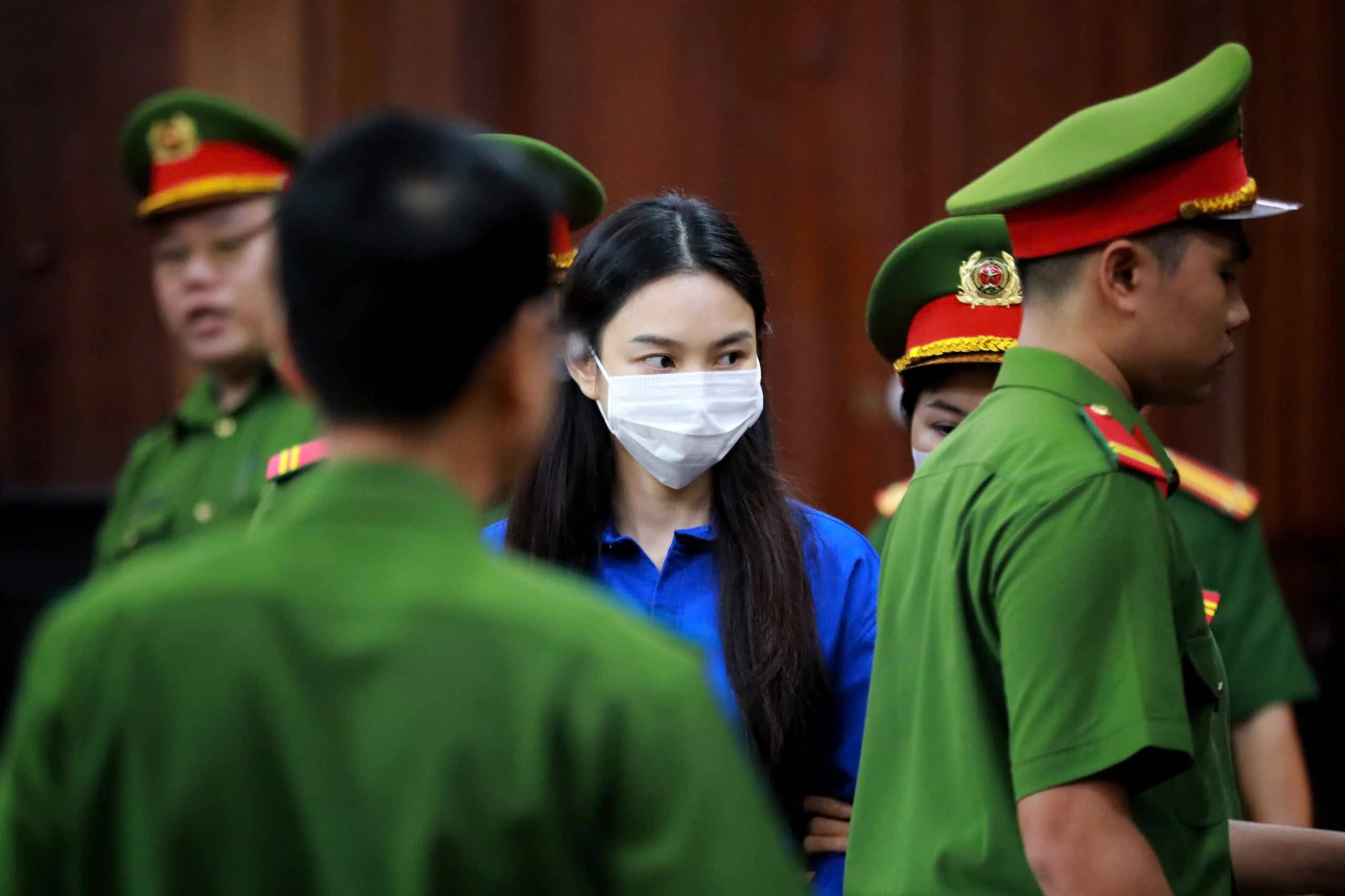 Xét xử sơ thẩm Hoa hậu Thuỳ Tiên, Quang Linh Vlogs và Hằng Du Mục trong vụ án kẹo Kera