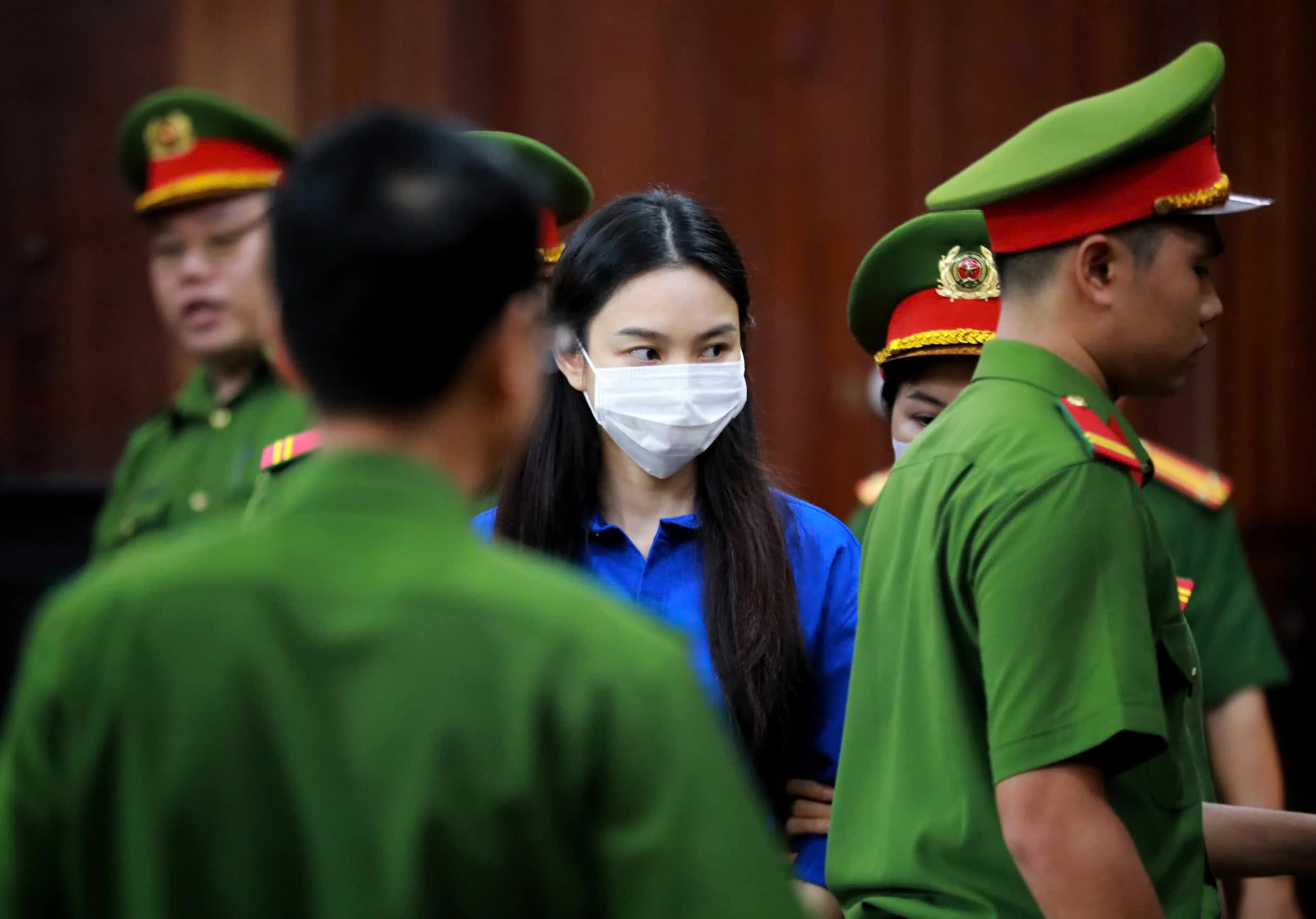 Xét xử sơ thẩm Hoa hậu Thuỳ Tiên, Quang Linh Vlogs và Hằng Du Mục trong vụ án kẹo Kera