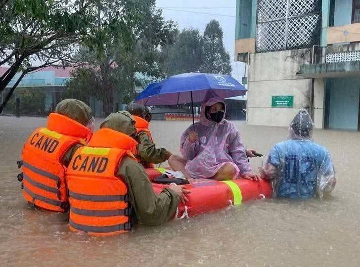 Đắk Lắk mưa trắng trời, nhiều vùng bị chia cắt, sạc lở, ngập lụt nặng