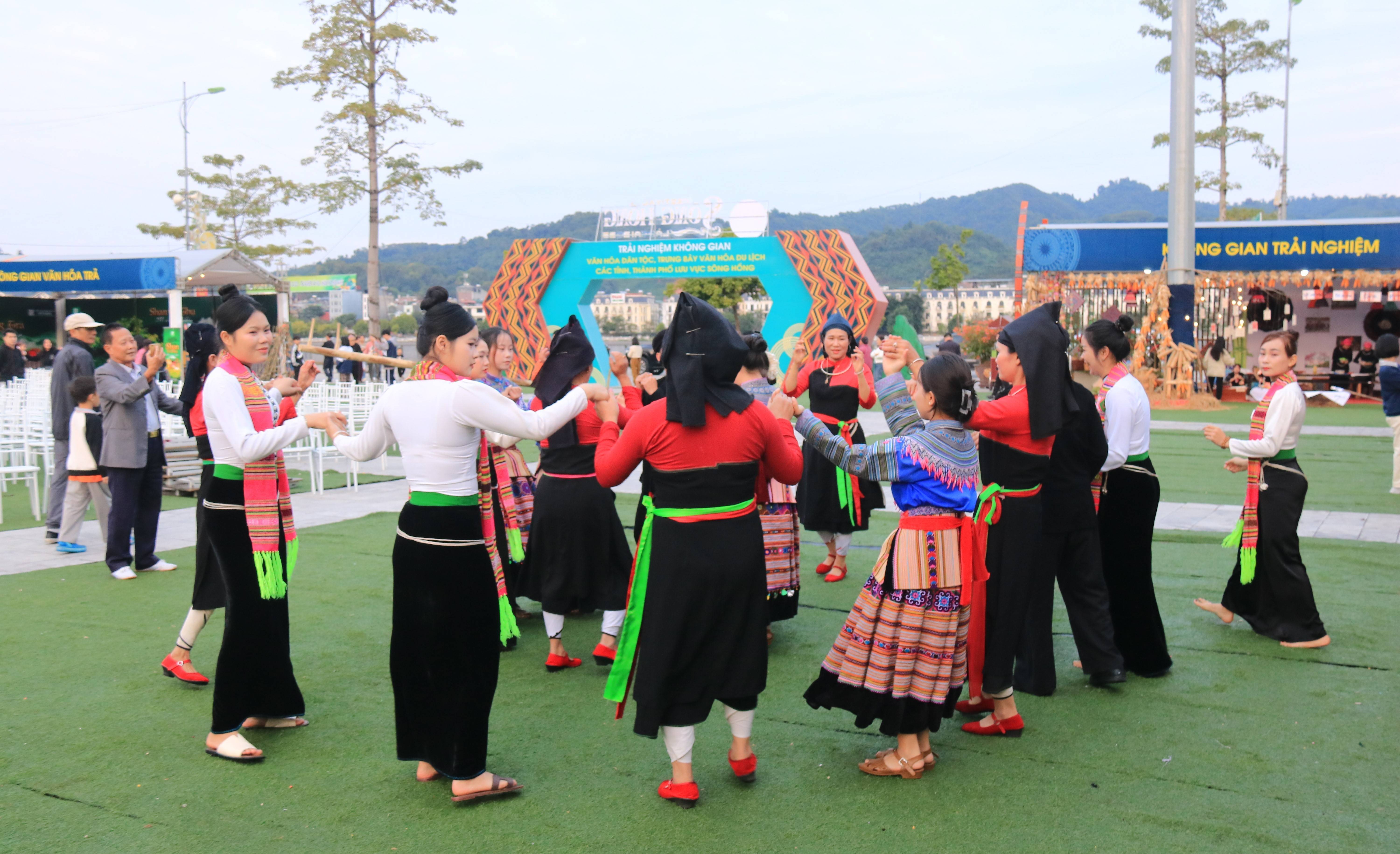 Lào Cai khẳng định bản sắc tại Festival sông Hồng 2025 qua các trưng bày văn hóa – du lịch