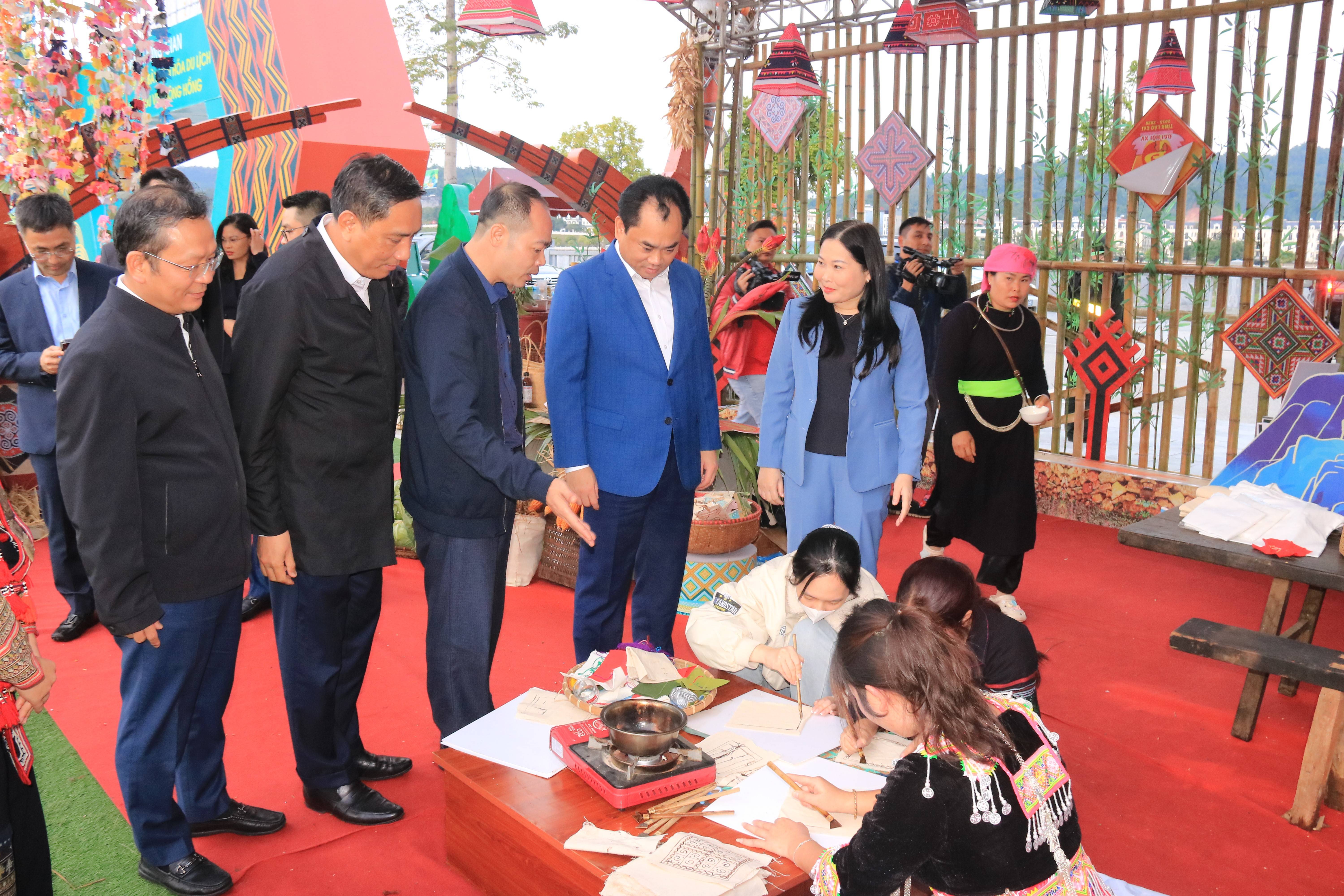 Trịnh Việt Hùng - Uỷ viên dự khuyết BCH Trung ương Đảng, Bí thư Tỉnh ủy, Chủ tịch HĐND tỉnh đã đến tham quan Không gian văn hóa dân tộc 