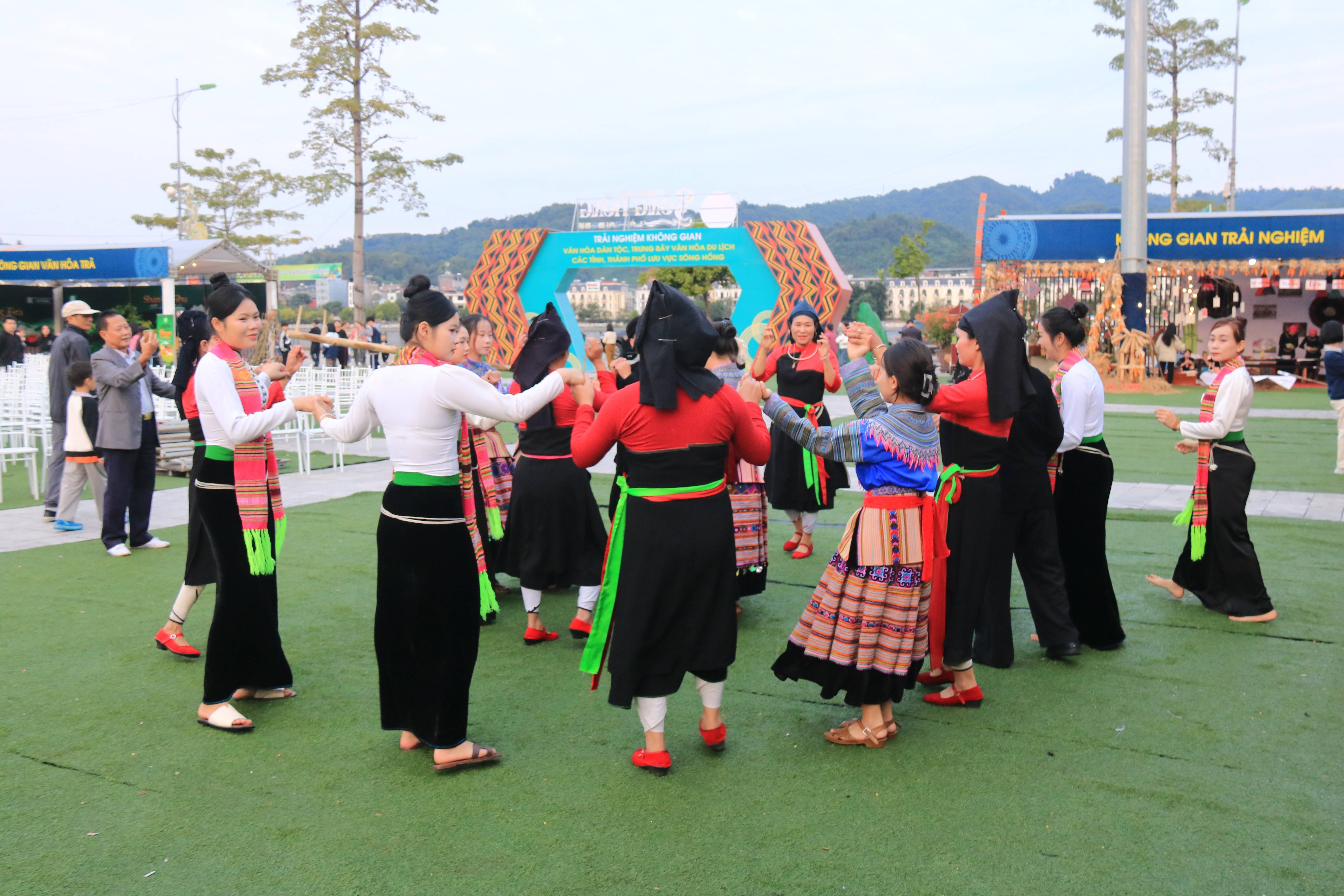 Các hoạt động văn hóa truyền thống của đồng bào các dân tộc tỉnh Lào Cai được giới thiệu tại 