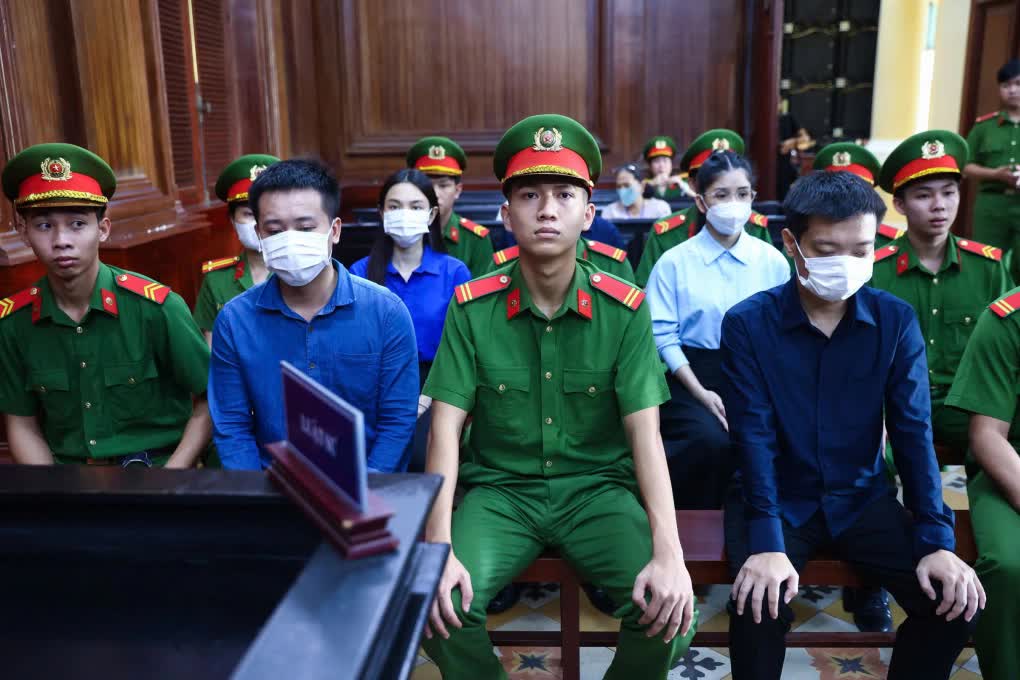 Tòa tuyên án Hoa hậu Thùy Tiên, Hằng Du Mục và Quang Linh Vlogs 2 năm tù