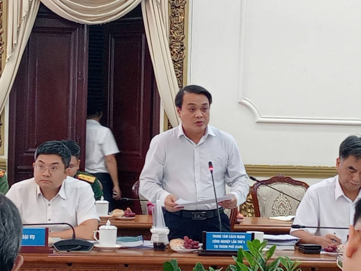 Ông Lê Trường Duy - Giám đốc Trung tâm Cách mạng Công nghiệp lần thứ 4 Tại TP. Hồ Chí Minh báo cáo tiến độ công tác tổ chức Diễn đàn