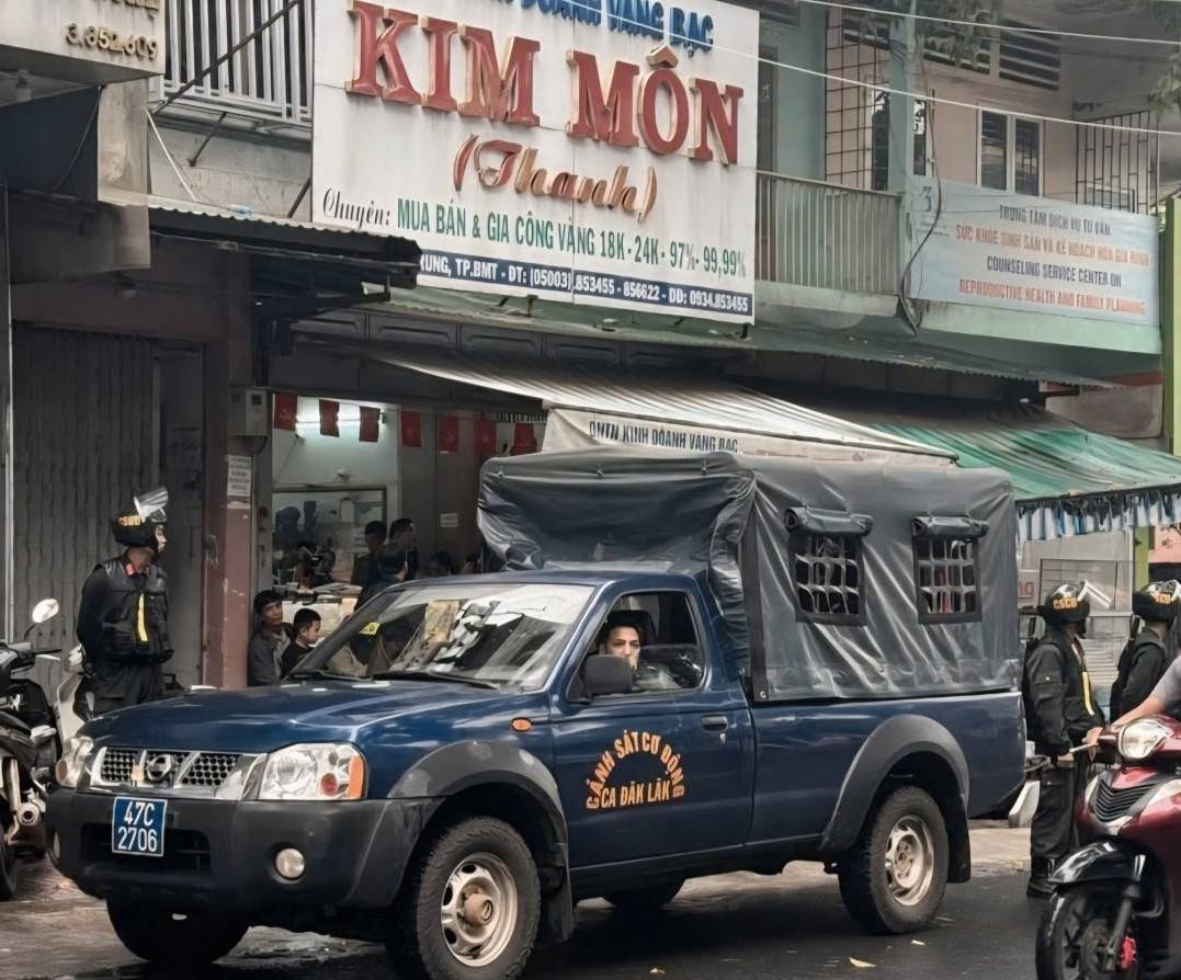 Nhiều công an xuất hiện  tại cơ sở kinh doanh vàng bạc nổi tiếng tại Đắk Lắk