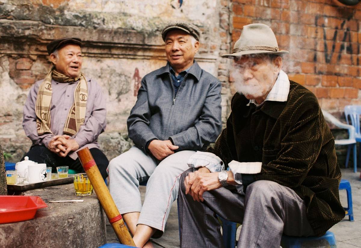 Gió mùa tràn về: Nhịp sống Hà Nội chậm lại, thi vị hơn