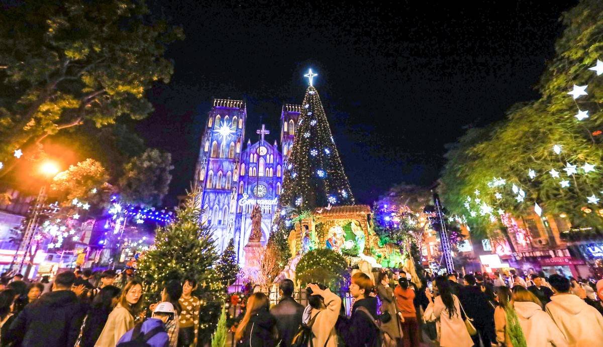 Gió mùa tràn về: Nhịp sống Hà Nội chậm lại, thi vị hơn