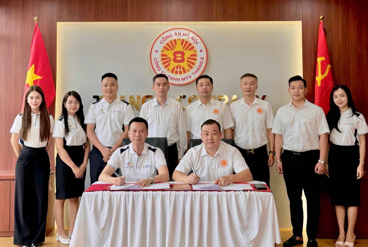 Doanh nhân Vũ Minh Ngọc tham gia lễ ký kết hợp tác chiến lược giữa công ty tháng 8 (Công an TP Hà Nội) và đối tác cùng phát triển bền vững sản phẩm xanh cho cộng đồng.