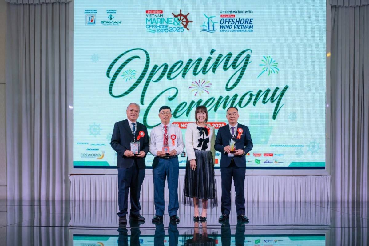 Ông Nguyễn Minh Tú - Chủ tịch HĐQT Stavian Industrial Metal (Ngoài cùng bên phải) nhận biểu trưng vinh danh Nhà tài trợ Bạch Kim từ Đại diện Ban tổ chức