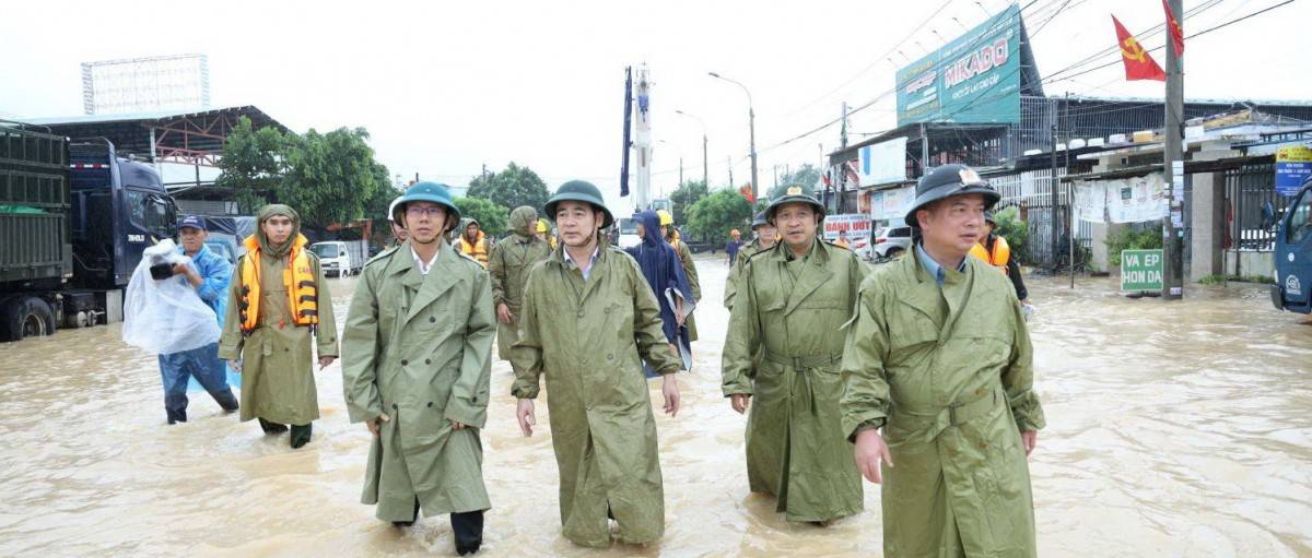 Vùng lũ - nơi giành dật sự sống, nơi tình người rõ nét: Tnh quân dân, nghĩa đồng bào