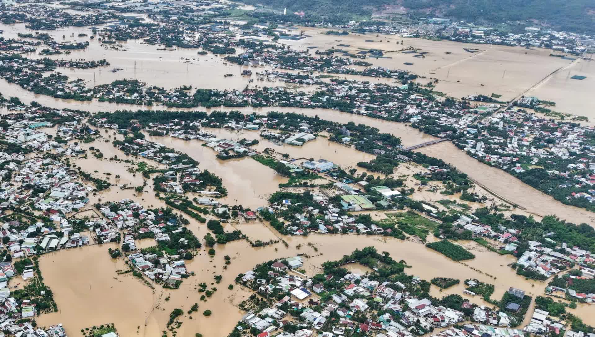 Vùng lũ - nơi giành dật sự sống, nơi tình người rõ nét: Tnh quân dân, nghĩa đồng bào