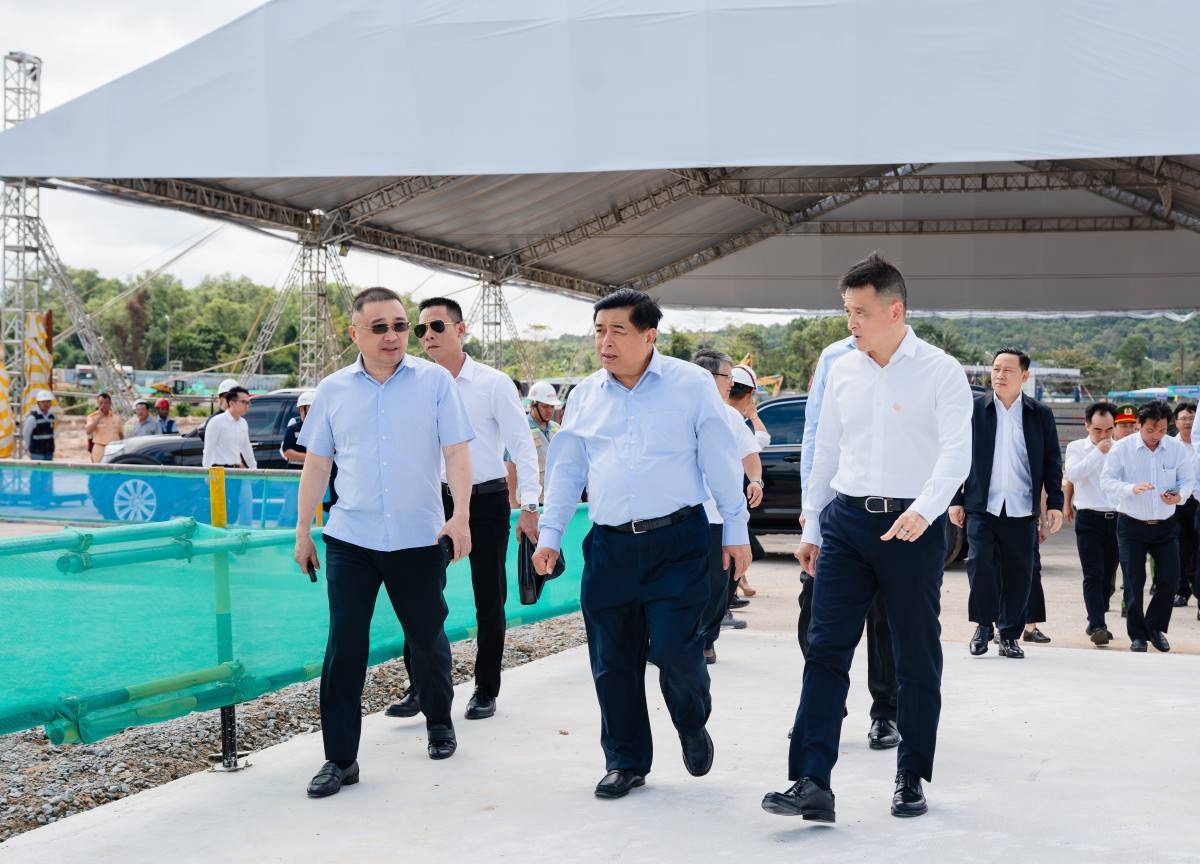 Phó Thủ tướng Chính Phủ Nguyễn Chí Dũng khảo sát tiến độ dự án ngày 19/11. Ảnh: Sun Group