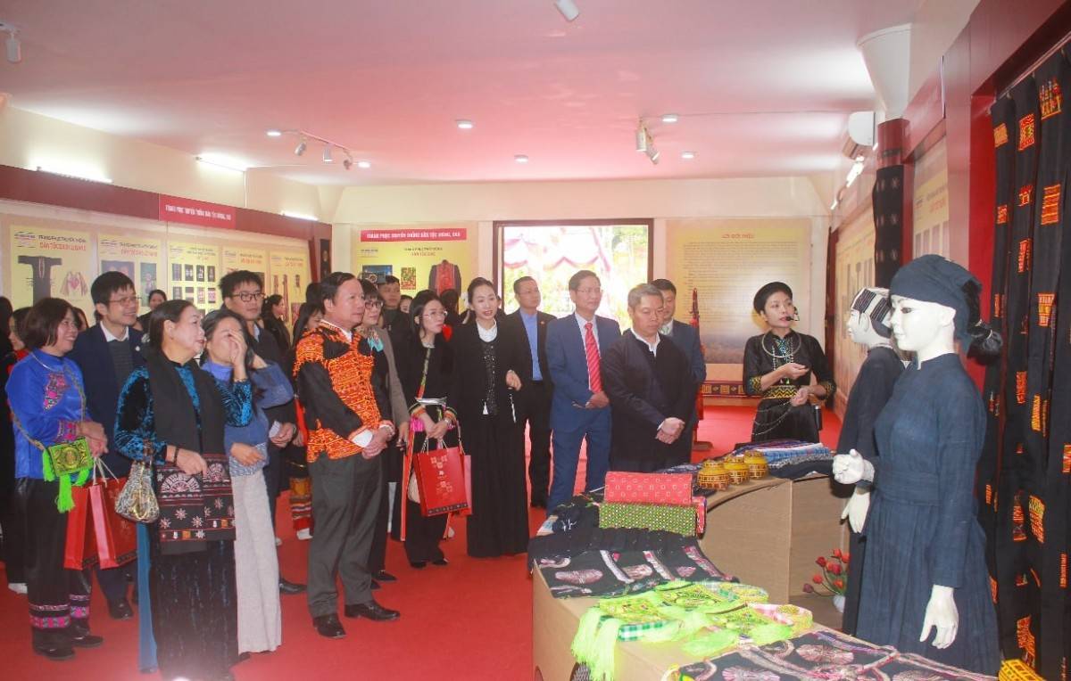 Trưng bày “Sắc màu văn hoá – Trang phục truyền thống các dân tộc tỉnh Lạng Sơn”