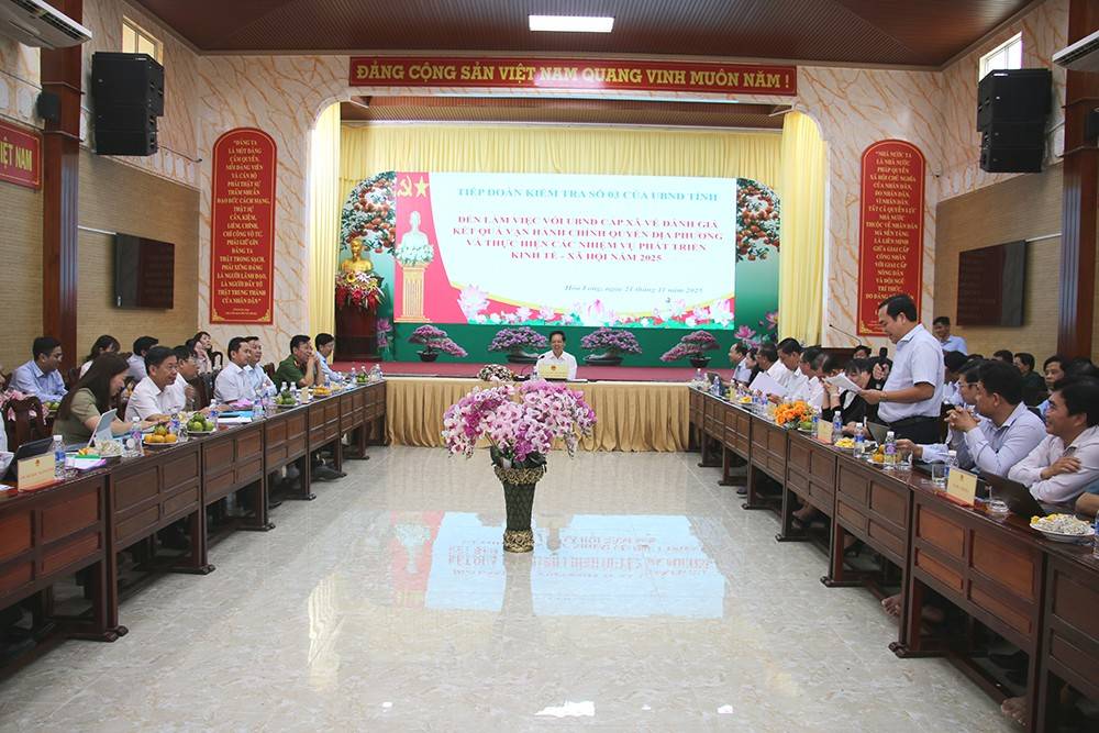 Đại diện lãnh đạo các xã phát biểu ý kiến tại buổi làm việc