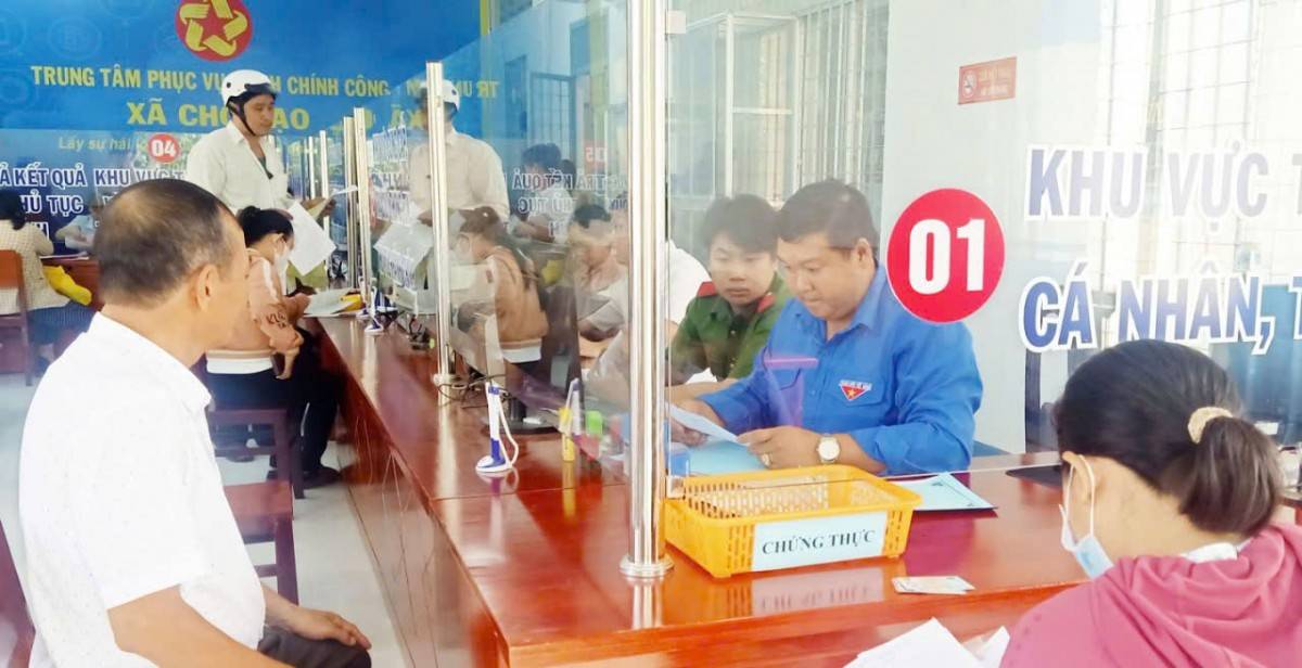Người dân đến làm thủ tục hành chính tại các Trung tâm Phục vụ hành chính công xã, phường.