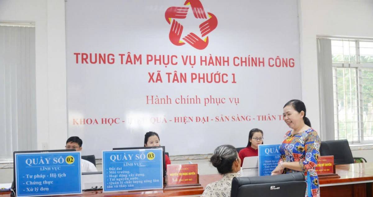 Người dân đến làm thủ tục hành chính tại các Trung tâm Phục vụ hành chính công xã, phường.