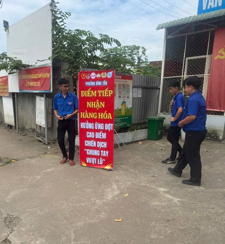 Phường Bình Tân (TP. Hồ Chí Minh) tổ chức điểm tiếp nhận hàng hóa hưởng ứng cao điểm chiến dịch “Chung tay vượt lũ”