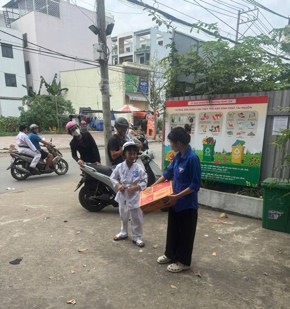 Từ rất sớm, đông đảo người dân đã có mặt tại điểm tiếp nhận để hưởng ứng lời kêu gọi của UBND phường Bình Tân.