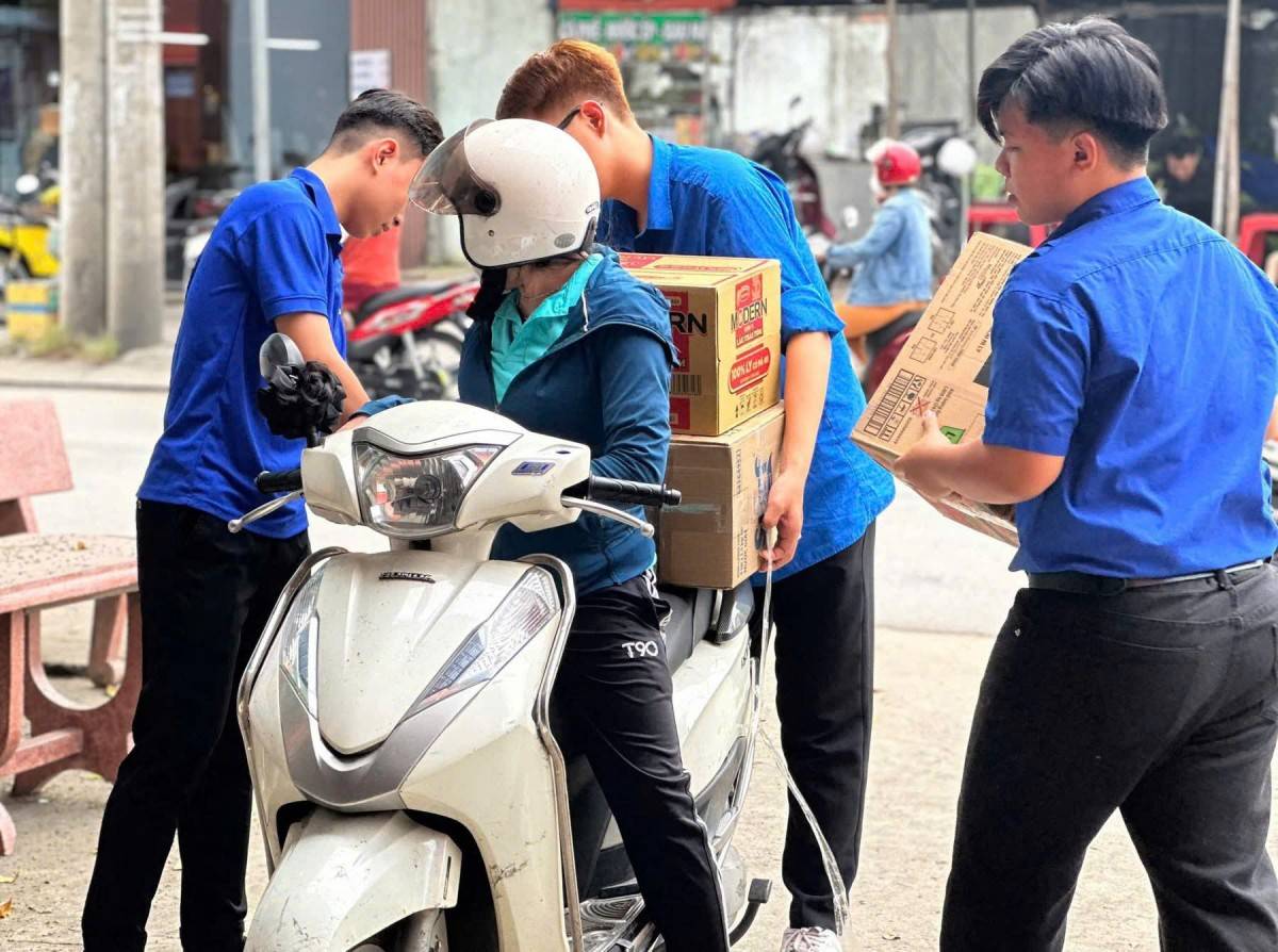 Phường Bình Tân( TP. Hồ Chí Minh) tổ chức điểm tiếp nhận hàng hóa hưởng ứng cao điểm chiến dịch “Chung tay vượt lũ”
