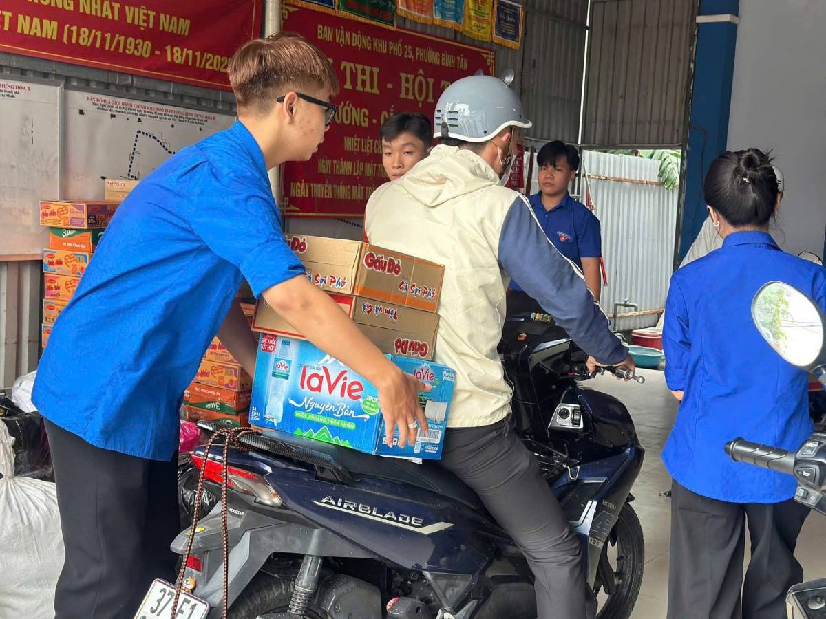 Phường Bình Tân( TP. Hồ Chí Minh) tổ chức điểm tiếp nhận hàng hóa hưởng ứng cao điểm chiến dịch “Chung tay vượt lũ”