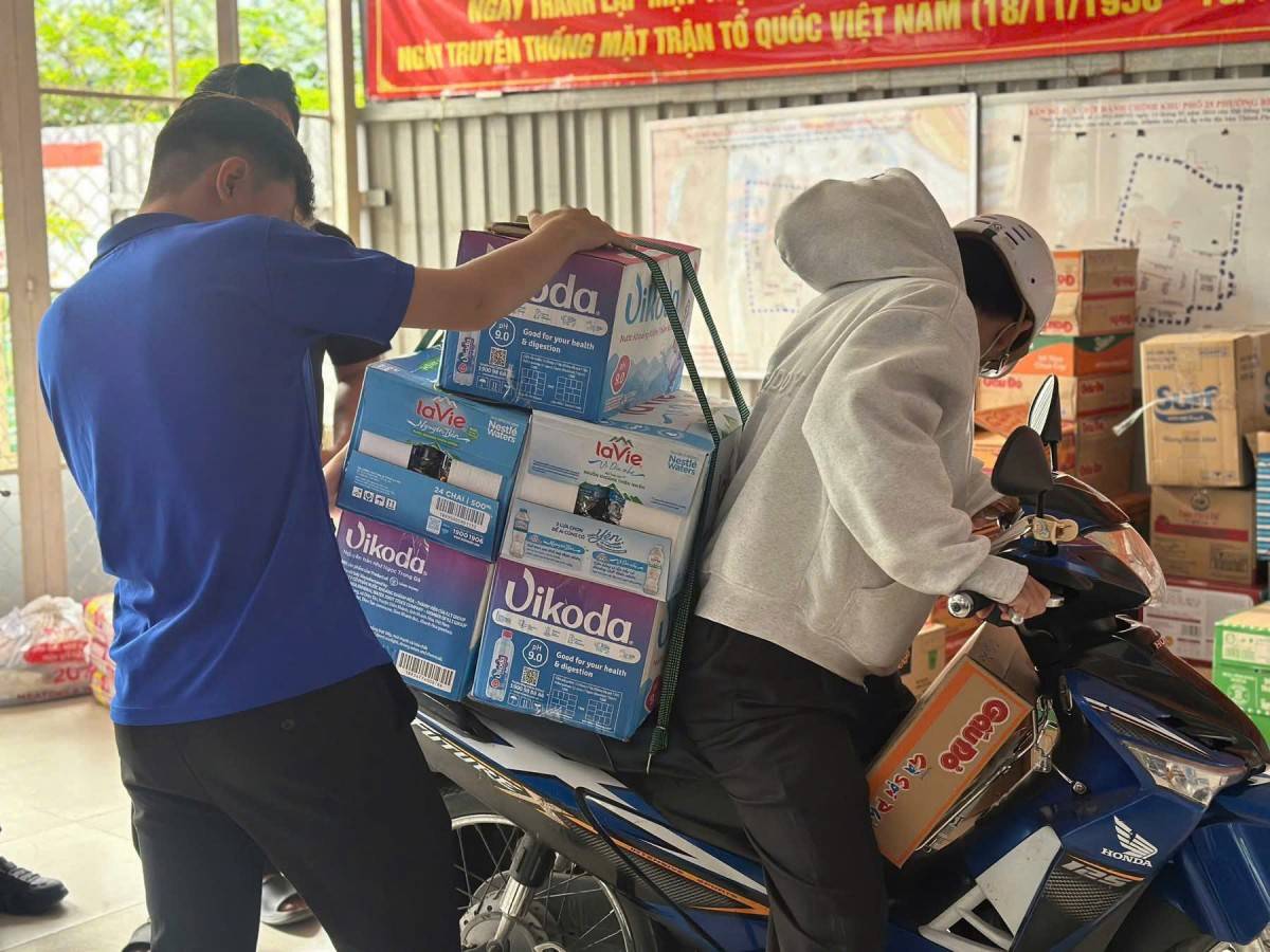 Phường Bình Tân( TP. Hồ Chí Minh) tổ chức điểm tiếp nhận hàng hóa hưởng ứng cao điểm chiến dịch “Chung tay vượt lũ”