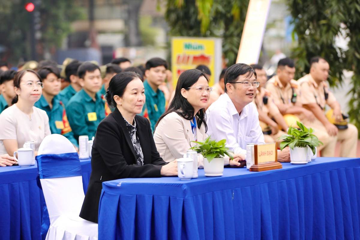 Đảng bộ, chính quyền, đội cảnh sát giao thông cùng đông đảonhâ dân phường Bình Tân tham dự